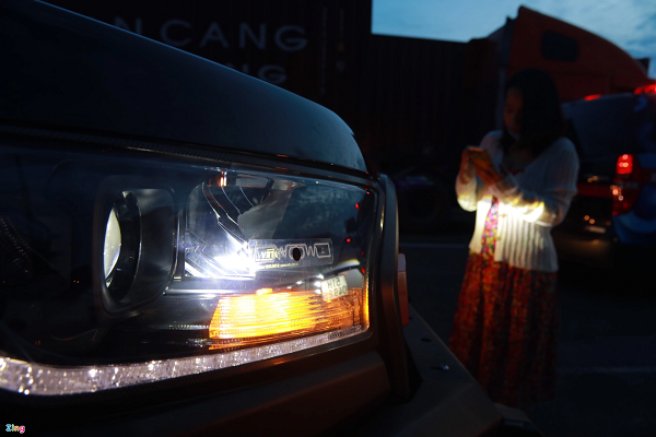 Chị Uyên cùng gia đình đi Vũng Tàu tranh thủ đi từ sáng sớm để tránh kẹt xe vì đã nắm được thông tin ngày đầu loại bỏ thu phí thủ công. "Do hôm nay gia đình mới có dịp đi chơi xa nên hôm nay tôi mới dán thẻ", chị Uyên nói.