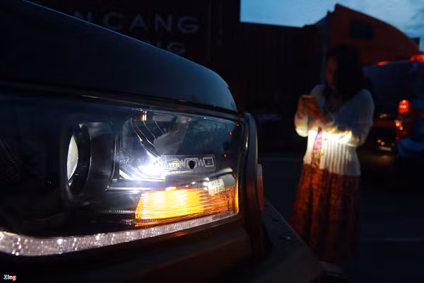 Chị Uyên cùng gia đình đi Vũng Tàu tranh thủ đi từ sáng sớm để tránh kẹt xe vì đã nắm được thông tin ngày đầu loại bỏ thu phí thủ công. "Do hôm nay gia đình mới có dịp đi chơi xa nên hôm nay tôi mới dán thẻ", chị Uyên nói.