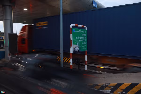 Bình quân mỗi ôtô, xe tải mất 5 phút để qua khỏi trạm thu phí đối với trường hợp chưa dán thẻ, phải dừng lại.