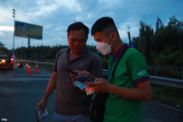 Trung bình mỗi phương tiện mất khoảng 15 phút để hoàn tất việc dán thẻ ETC.