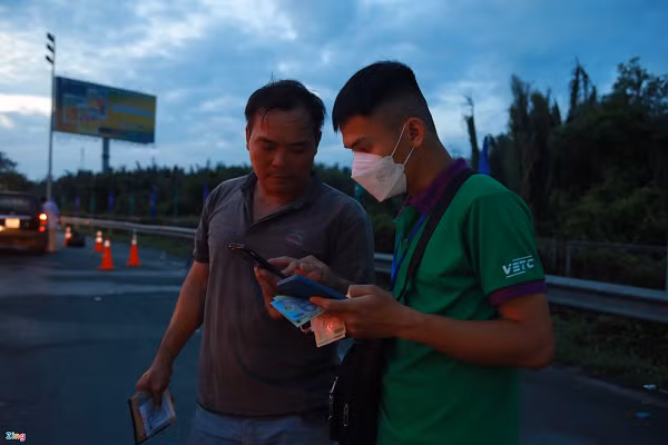 Trung bình mỗi phương tiện mất khoảng 15 phút để hoàn tất việc dán thẻ ETC.