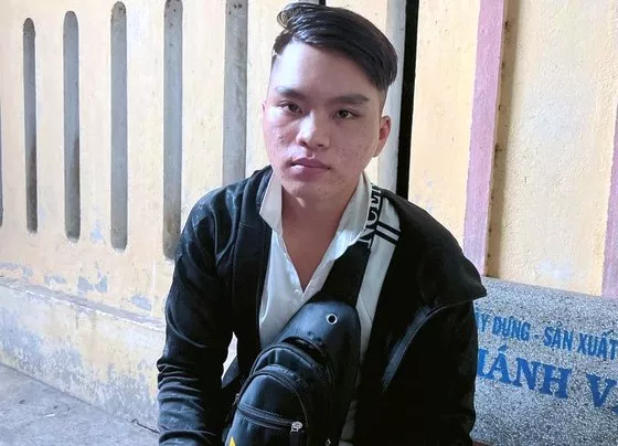  Cảnh sát vây bắt thanh niên dụ dỗ bé gái vào TP HCM: Sáng 10/8, Cục CSGT (Bộ Công an) cho biết đã bắt được đối tượng dụ dỗ bé gái vào TP HCM. Nghi phạm là Nguyễn Hữu Nguyên (18 tuổi, quê quán Phong Hòa, Lai Vung, Đồng Tháp; trú tại Tân Quới, Phong Hòa, Lai Vung, Đồng Tháp). Nguyên quen L trên mạng một thời gian rồi cho nhau địa chỉ. Ngày 7/8, Nguyên ra Nam Định tìm gặp L, rủ cháu bé vào TP HCM làm chung với mình. Được L đồng ý, chiều 9/8, Nguyên đón xe khách đưa L vào TP HCM, khi đến Trạm CSGT Đức Phổ thì bị phát hiện, bắt giữ.