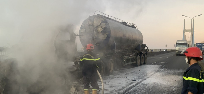  Xe bồn bốc cháy dữ dội trên cầu Phú Mỹ: Khoảng 4h sáng 22/8, tài xế lái xe bồn lưu thông trên cầu Phú Mỹ thì phát hiện khói bốc lên từ cabin nên lái xe áp sát vào lề kiểm tra. Lửa sau đó bùng phát dữ dội, nhanh chóng bao trùm toàn bộ xe. Vụ cháy không gây thương vong về người nhưng khiến xe bồn bị thiêu rụi, giao thông qua khu vực ùn ứ kéo dài.