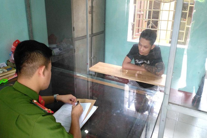  Dọa tung ảnh nóng, ép người yêu đưa tiền: Sáng 22/8, Công an huyện Nam Trực (Nam Định) đã khởi tố bị can Đỗ Văn Đức (25 tuổi) về tội cưỡng đoạt tài sản. Đức có quan hệ tình cảm với chị N.T.K. (19 tuổi), sau một thời gian thì chia tay. Đức đã dùng hình ảnh nhạy cảm giữa hai người gây áp lực, đe dọa, buộc chị K phải đưa tiền nếu không sẽ đăng tải lên mạng xã hội.