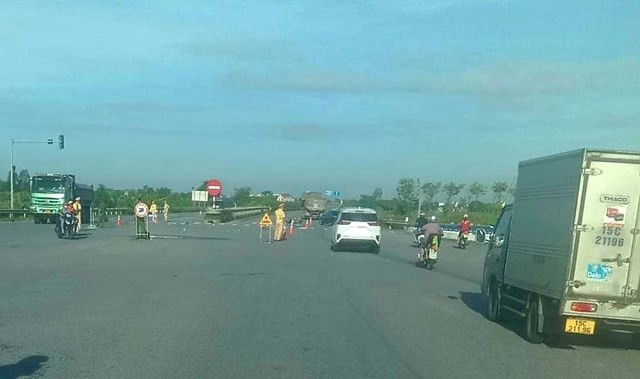  Người đàn ông tử vong trên đường đến bệnh viện đón con sắp sinh: Rạng sáng 22/8, tại ngã tư giao cắt giữa đường Thái Hà với xã Thống Nhất (Thái Bình) đã xảy ra vụ va chạm giao thông giữa xe máy với xe ô tô 16 chỗ. Vụ tai nạn khiến người điều khiển xe máy tử vong tại chỗ, được biết nạn nhân đang trên đường mang đồ vào phục vụ vợ sắp sinh con tại Bệnh viện Đa khoa huyện Hưng Hà.