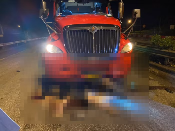  Va chạm với xe container, 2 thanh niên đi xe máy tử vong: Vụ tai nạn xảy ra vào khoảng 1h sáng 22/8, tại Km59+100 QL5 (TP Hải Dương). Xe ô tô đầu kéo mang BKS 29C-677.74 kéo theo rơmooc 29R-047.84 đã va chạm với xe máy mang BKS 23B1-503.96. Cú va chạm mạnh khiến 2 người đi xe máy tử vong tại chỗ.