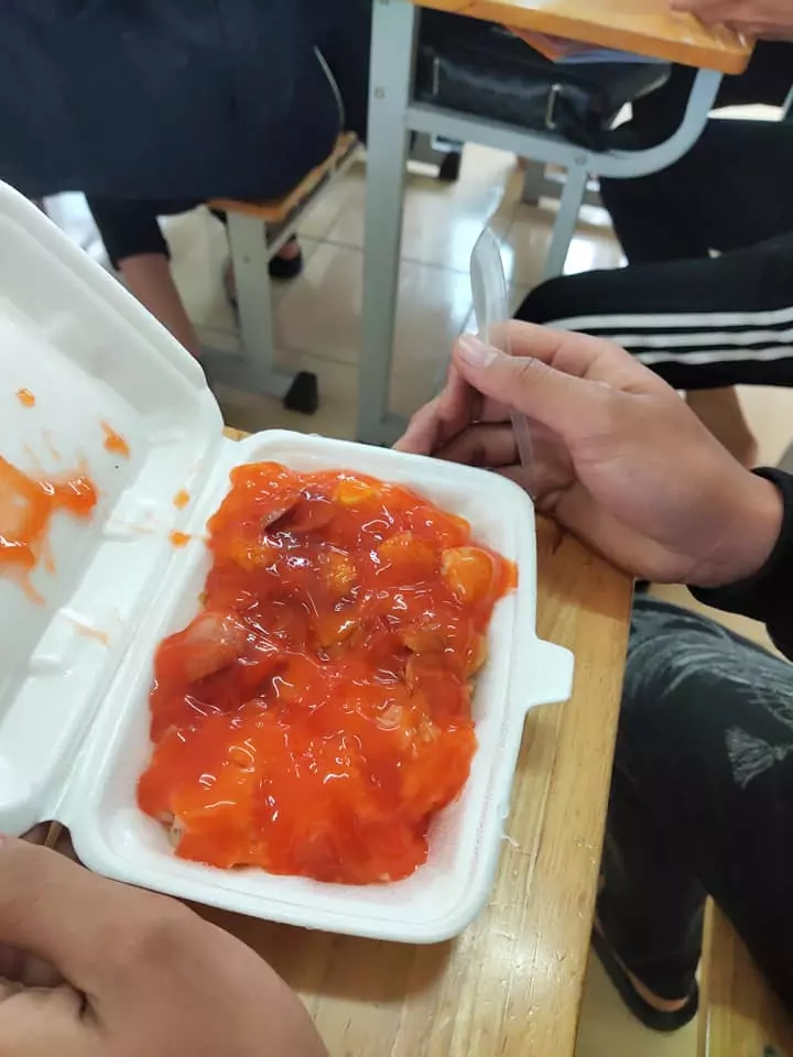 Đố biết món gì? Vui mồm xin cô bán xôi cho con nhiều tương ớt.