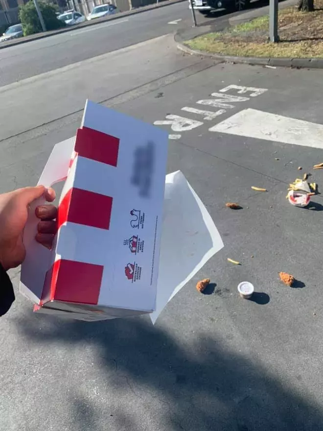 Đang tung tăng thì hộp ở lại, gà đi nhé...