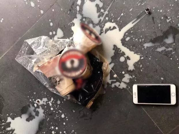 Cắm mắt vào điện thoại để rồi rơi cả máy cả trà sữa.