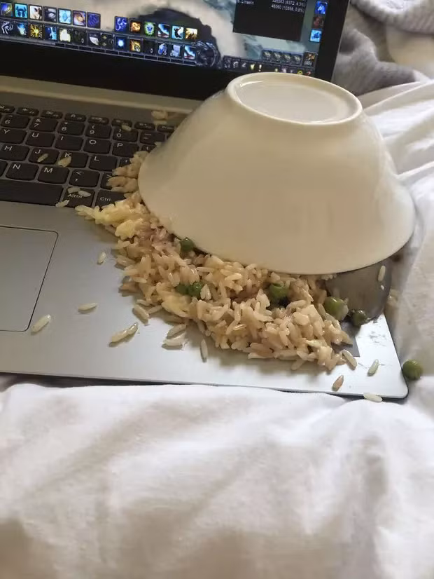 Cho bàn phím ăn trước? Định vừa cày phim vừa ăn đấy nhưng giờ thế nào đây.