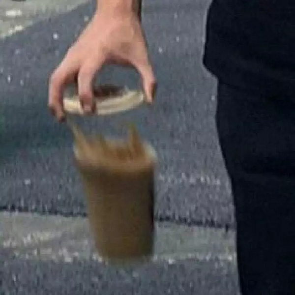 Lần sau rút kinh nghiệm cầm cốc cho tử tế hơn nhé.