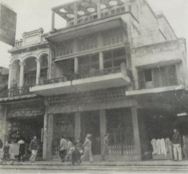  Số nhà 48 Hàng Ngang: Từ chiều 25/8 đến 2/9/1945, Chủ tịch Hồ Chí Minh và các đồng chí T.Ư Đảng đã ở và làm việc tại nhà số 48 Hàng Ngang - chủ ngôi nhà khi ấy là ông Trịnh Văn Bô và bà Hoàng Thị Minh Hồ, là cơ sở cách mạng từ thời tiền khởi nghĩa.