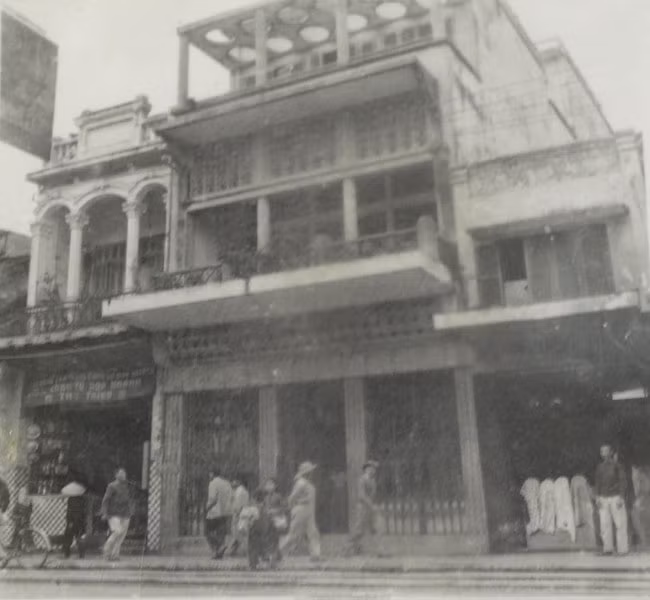  Số nhà 48 Hàng Ngang: Từ chiều 25/8 đến 2/9/1945, Chủ tịch Hồ Chí Minh và các đồng chí T.Ư Đảng đã ở và làm việc tại nhà số 48 Hàng Ngang - chủ ngôi nhà khi ấy là ông Trịnh Văn Bô và bà Hoàng Thị Minh Hồ, là cơ sở cách mạng từ thời tiền khởi nghĩa.