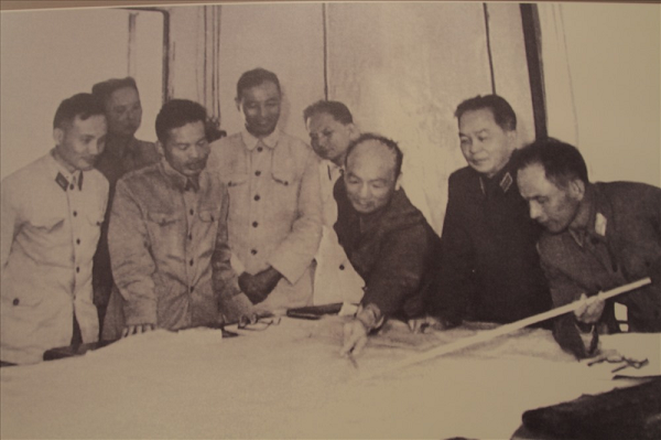  Hầm chỉ huy T1 là Công trình Sở chỉ huy tác chiến của Bộ Tổng Tham mưu xây dựng năm 1964. Đây là công trình giữ vai trò đặc biệt quan trọng của cơ quan quân sự tối cao của Đảng, của Nhà nước. Hầm chỉ huy T1 nằm bên trong khuôn viên trung tâm Hoàng thành Thăng Long có khả năng chống được sức công phá của bom tấn và tên lửa, trụ được qua một vụ tấn công nguyên tử, vũ khí hóa học.. &gt;&gt;&gt; Mời độc giả xem thêm video Cách mạng Tháng Tám năm 1945 - Một kỳ tích trong lịch sử đấu tranh giải phóng Dân tộc: