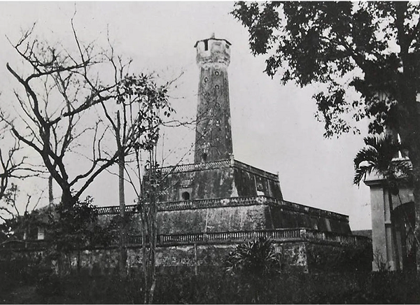  Cột cờ Hà Nội (hay còn gọi là Kỳ đài Hà Nội) là công trình kiến trúc cổ kính được xây dựng vào đầu thế kỷ XIX dưới thời nhà Nguyễn. Vào ngày giải phóng Thủ đô 10/10/1954, lễ thượng cờ Tổ quốc tại đây đã trở thành giây phút thiêng liêng đi vào lịch sử của mảnh đất Thăng Long ngàn năm văn hiến.