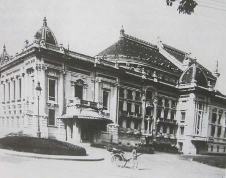  Nhà hát Lớn: Quốc hội nước Việt Nam Dân chủ Cộng hòa khóa I họp phiên đầu tiên ở Nhà hát Lớn vào ngày 2/3/1946 và tiếp tục tổ chức ở đây cho đến năm 1963, khi Hội trường Ba Đình được xây dựng.