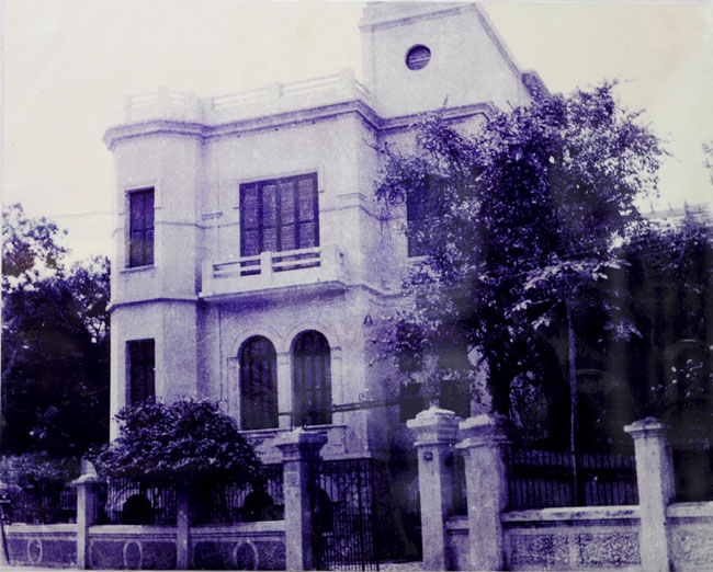  Nhà 90 phố Thợ Nhuộm: Chính tại căn nhà này, đồng chí Trần Phú đã dự thảo bản Luận cương Chính trị của Đảng. Với văn kiện này, công nhân và nhân dân Việt Nam đã có một Cương lĩnh cách mạng phản ánh đúng quy luật khách quan của xã hội Việt Nam lúc bấy giờ, đáp ứng được những đòi hỏi cấp bách của lịch sử.