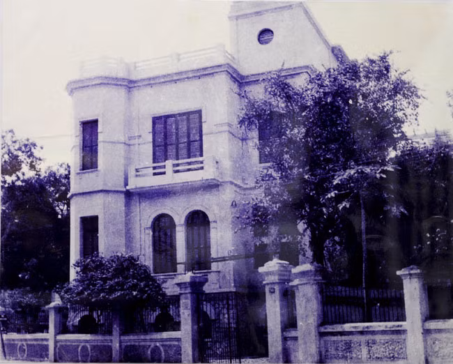  Nhà 90 phố Thợ Nhuộm: Chính tại căn nhà này, đồng chí Trần Phú đã dự thảo bản Luận cương Chính trị của Đảng. Với văn kiện này, công nhân và nhân dân Việt Nam đã có một Cương lĩnh cách mạng phản ánh đúng quy luật khách quan của xã hội Việt Nam lúc bấy giờ, đáp ứng được những đòi hỏi cấp bách của lịch sử.