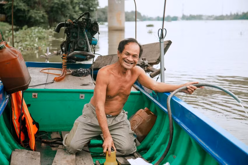 Xuc dong cau chuyen nguoi dan ong hon 40 nam lam nghe vot xac tren song Sai Gon