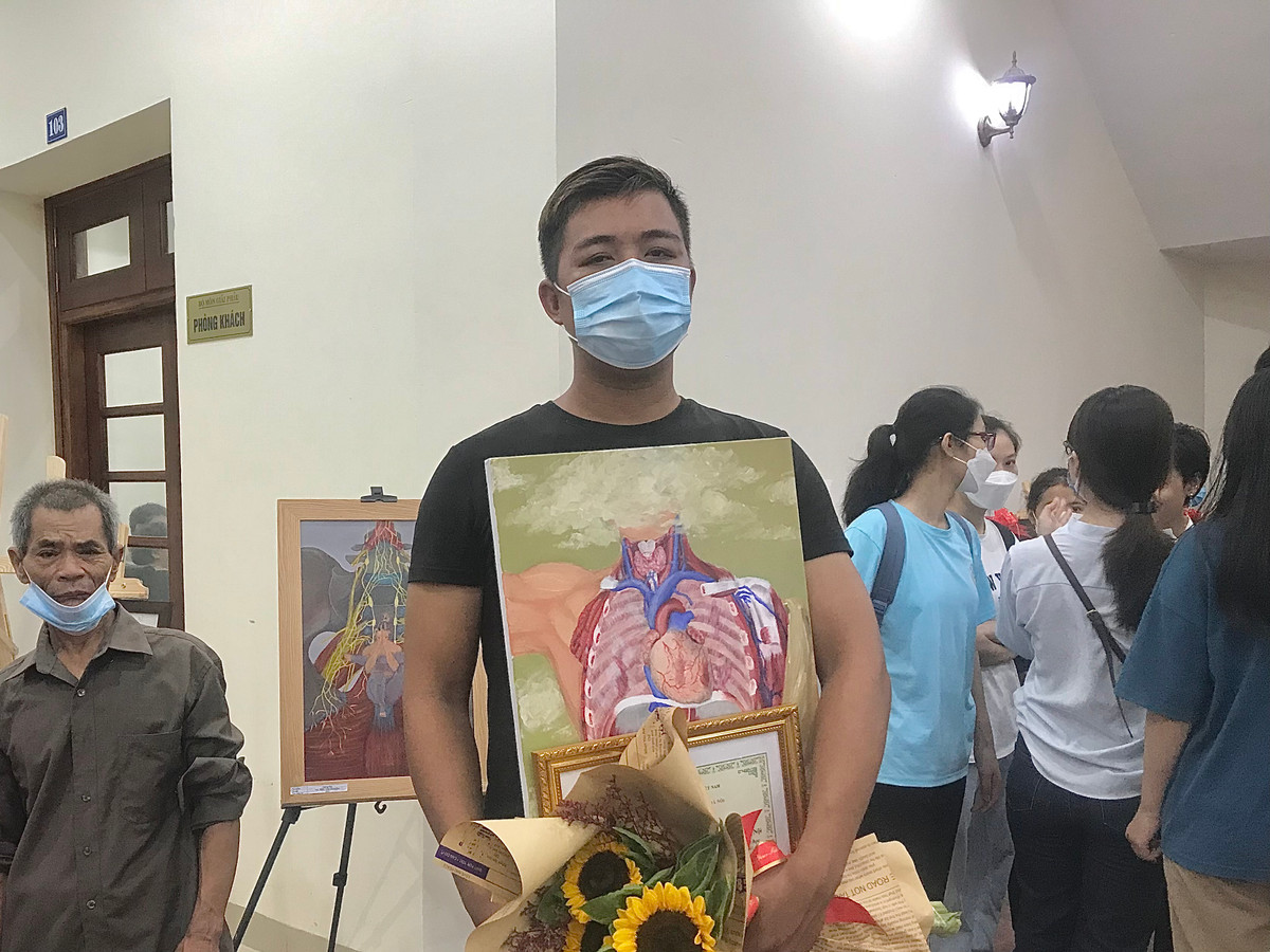 Anh Tuấn (33 tuổi, con trai của người hiến thân Trần Thị Na) chia sẻ: "Mẹ tôi bị ung thư máu, lúc chưa phát hiện ra bệnh mẹ đã đã quyết định hiến xác rồi, cả bố mẹ đều đăng ký. Tôi thấy nhà trường tổ chức buổi lễ thế này sẽ lan toả đến mọi người, giúp mọi người hiểu rõ hơn về tác dụng của việc hiến xác. Tôi chắc chắn sẽ theo gương của bố mẹ, đăng ký hiến xác cho y học."