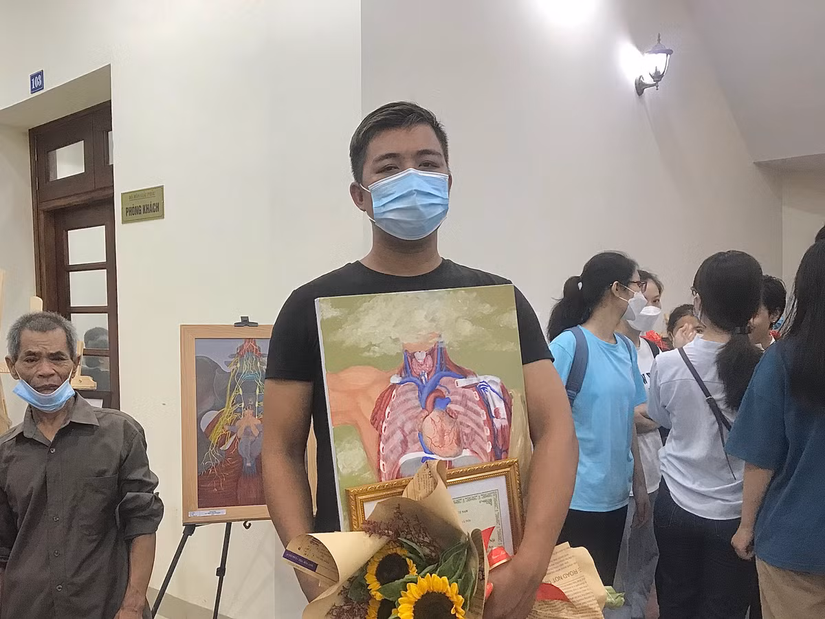 Anh Tuấn (33 tuổi, con trai của người hiến thân Trần Thị Na) chia sẻ: "Mẹ tôi bị ung thư máu, lúc chưa phát hiện ra bệnh mẹ đã đã quyết định hiến xác rồi, cả bố mẹ đều đăng ký. Tôi thấy nhà trường tổ chức buổi lễ thế này sẽ lan toả đến mọi người, giúp mọi người hiểu rõ hơn về tác dụng của việc hiến xác. Tôi chắc chắn sẽ theo gương của bố mẹ, đăng ký hiến xác cho y học."