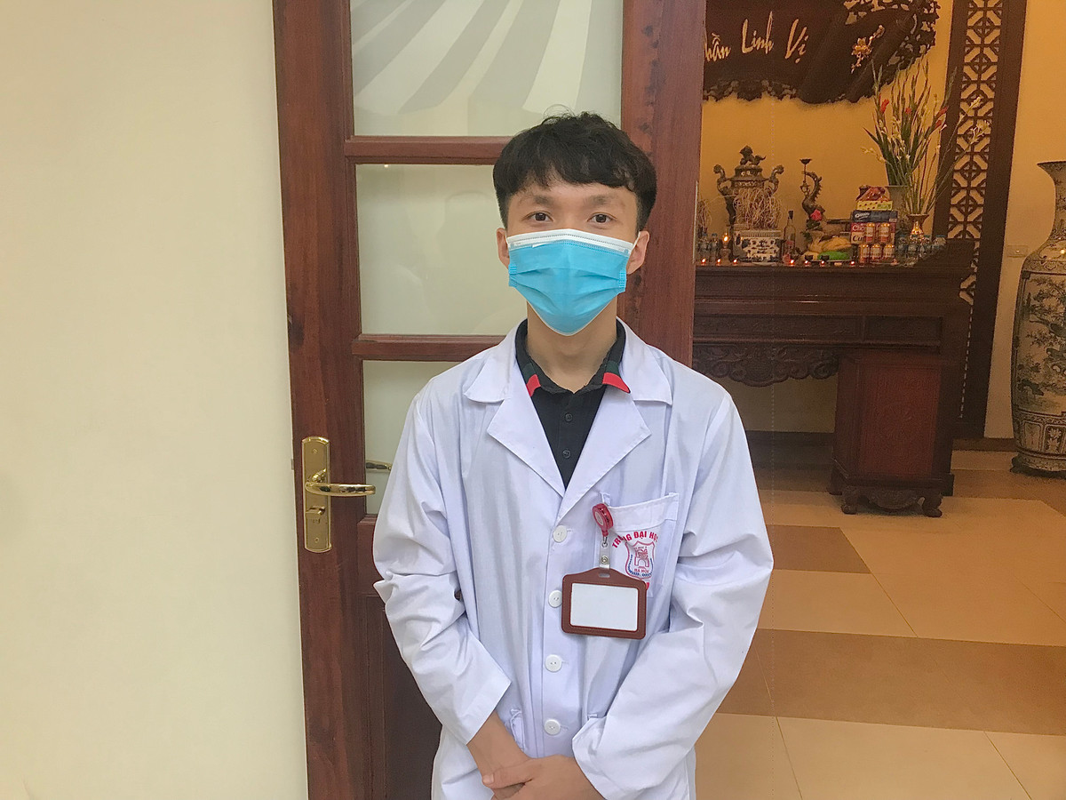 Bạn Bùi Danh Thế (sinh viên năm 3 Đại học Y Hà Nội) cho biết: "Mình cùng các sinh viên trong trường đã đến đây từ sớm để hỗ trợ công tác chuẩn bị cho chương trình. Buổi lễ hôm nay giúp sinh viên chúng mình có cơ hội để tri ân, bày tỏ lòng biết ơn sâu sắc đến những người thầy thầm lặng và người nhà của họ".