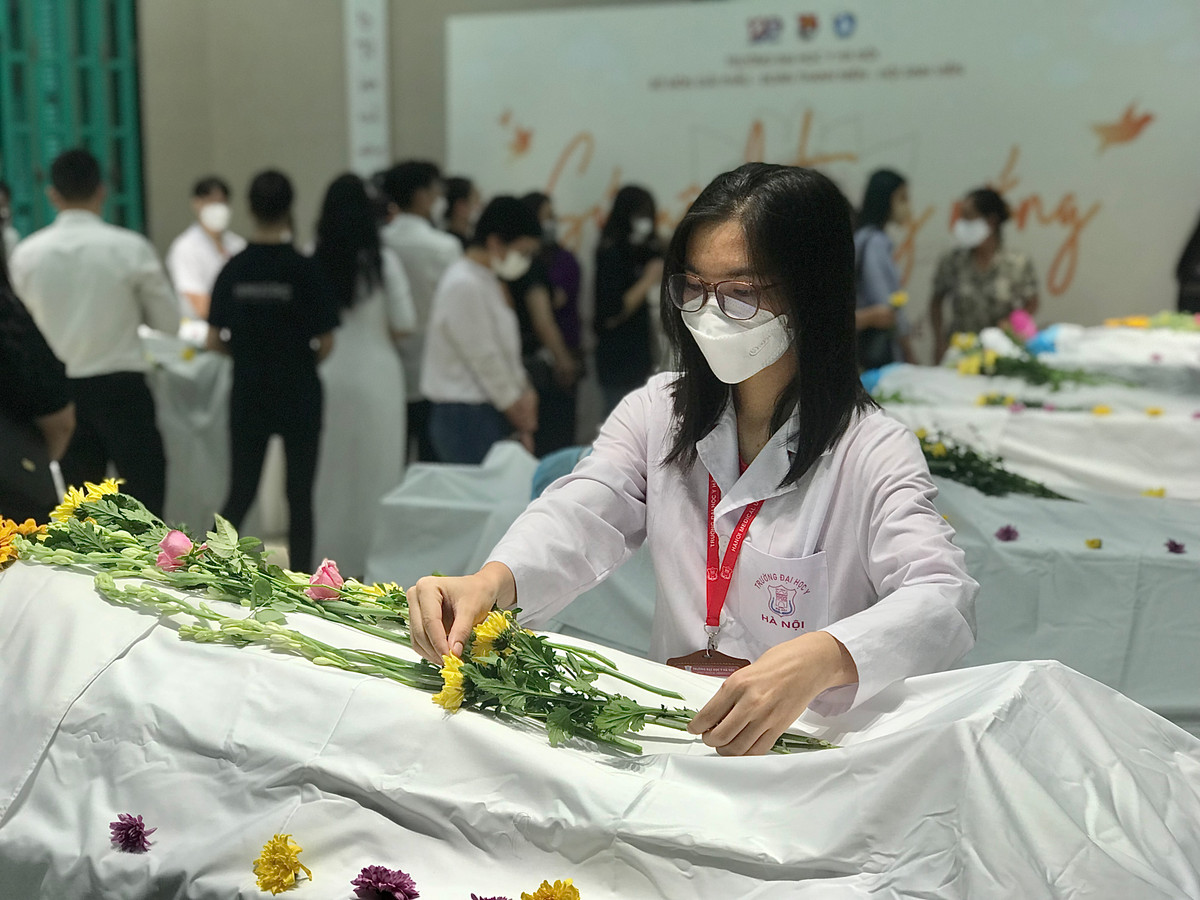 Sinh viên Trường Đại học Y Hà Nội đặt hoa tưởng niệm.