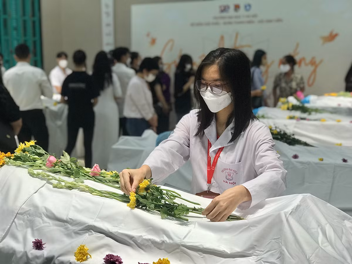 Sinh viên Trường Đại học Y Hà Nội đặt hoa tưởng niệm.