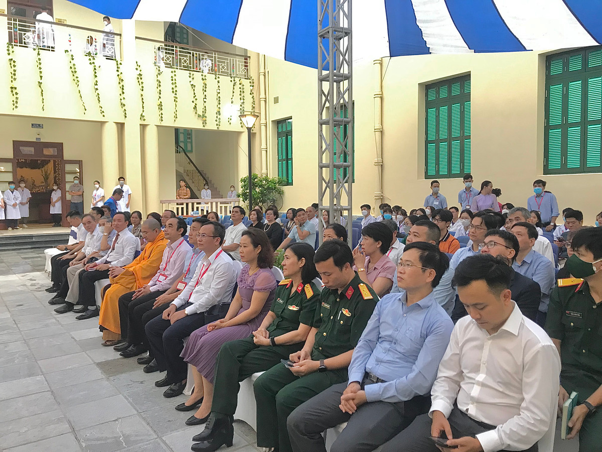 Tham dự buổi lễ có lãnh đạo của các bệnh viện,...
