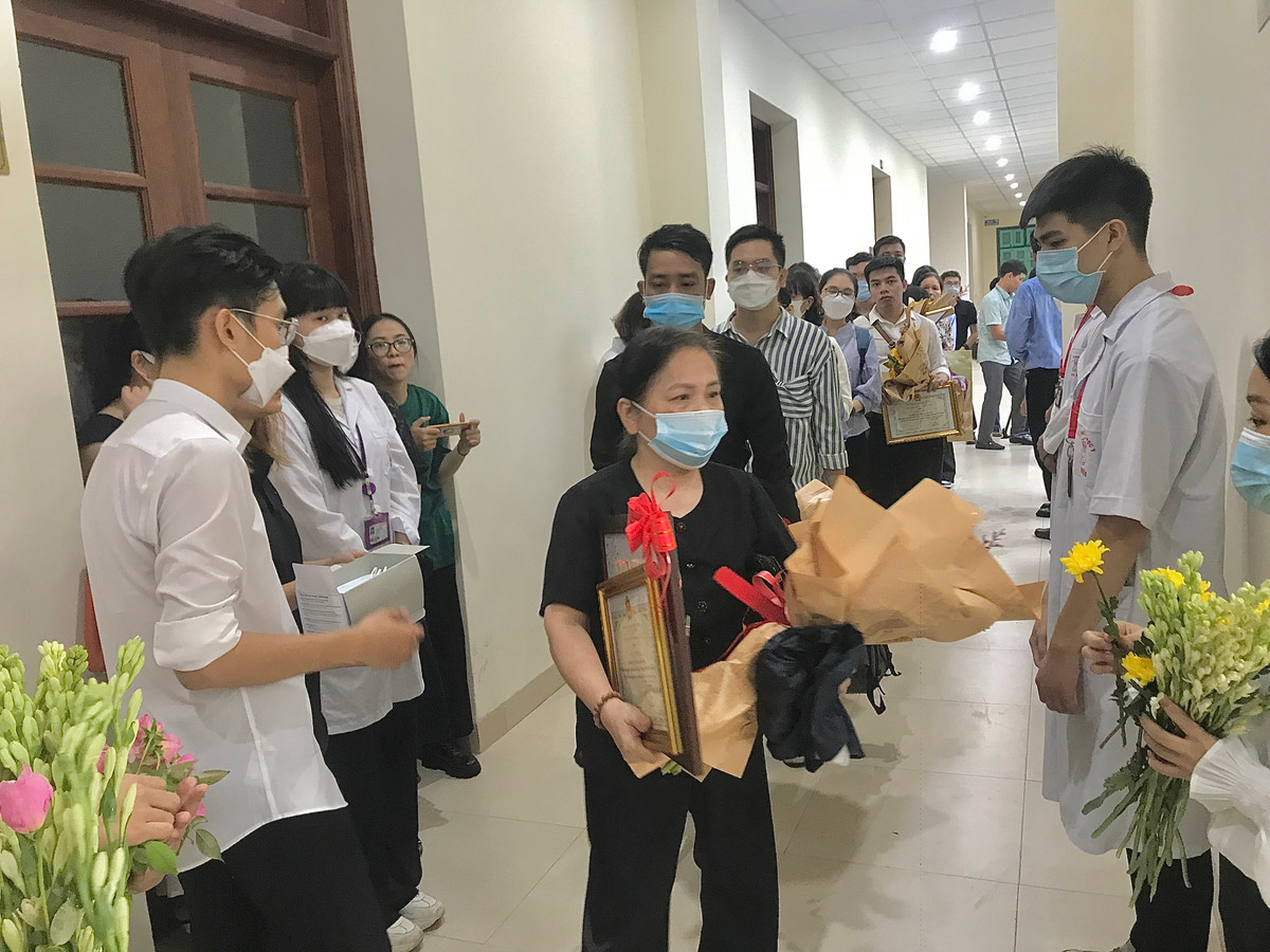 Đoàn người xếp hàng chờ đến lượt vào dâng hoa...