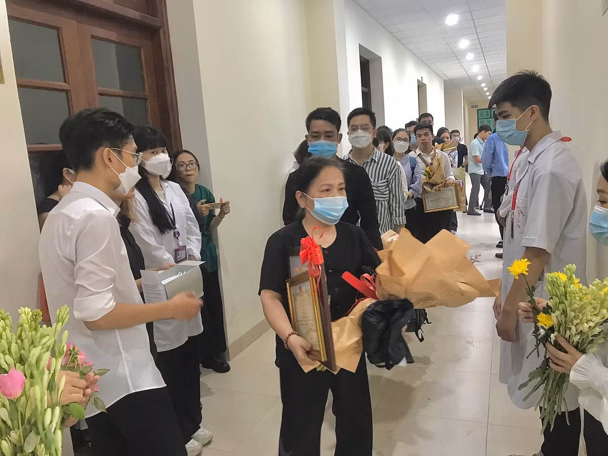 Đoàn người xếp hàng chờ đến lượt vào dâng hoa...