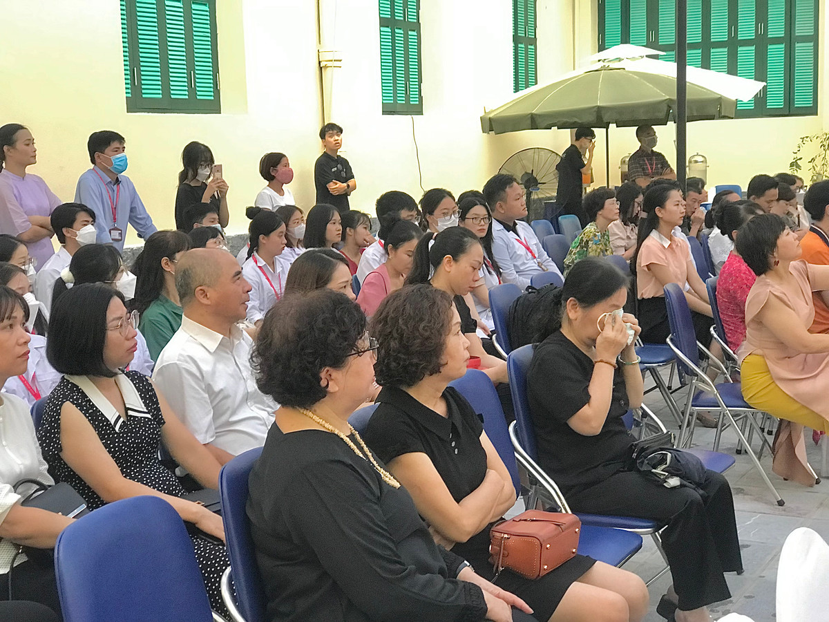 Cùng với sự hiện diện của thân nhân người hiến, thầy cô giáo cùng sinh viên Đại học Y Hà Nội,...