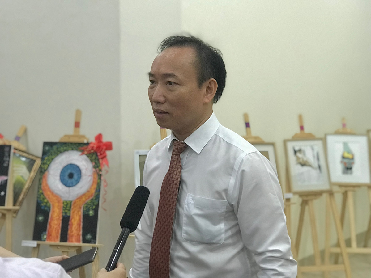 PGS.TS Ngô Xuân Khoa - Trưởng bộ môn Giải phẫu, Ttrường Đại học Y Hà Nội cho hay: “Những năm gần đây, nhờ truyền thông và sự hiểu biết của mọi người trong xã hội nên nhiều người đã hiểu được việc hiến thân này là có ích cho xã hội. Rào cản lớn nhất là, có người muốn hiến thân cho khoa học, nhưng khi họ qua đời, ước muốn của họ có được thực hiện hay không lại tùy thuộc vào thân nhân. Rất nhiều thân nhân có quan niệm là phải giữ cho “mồ yên mả đẹp”.