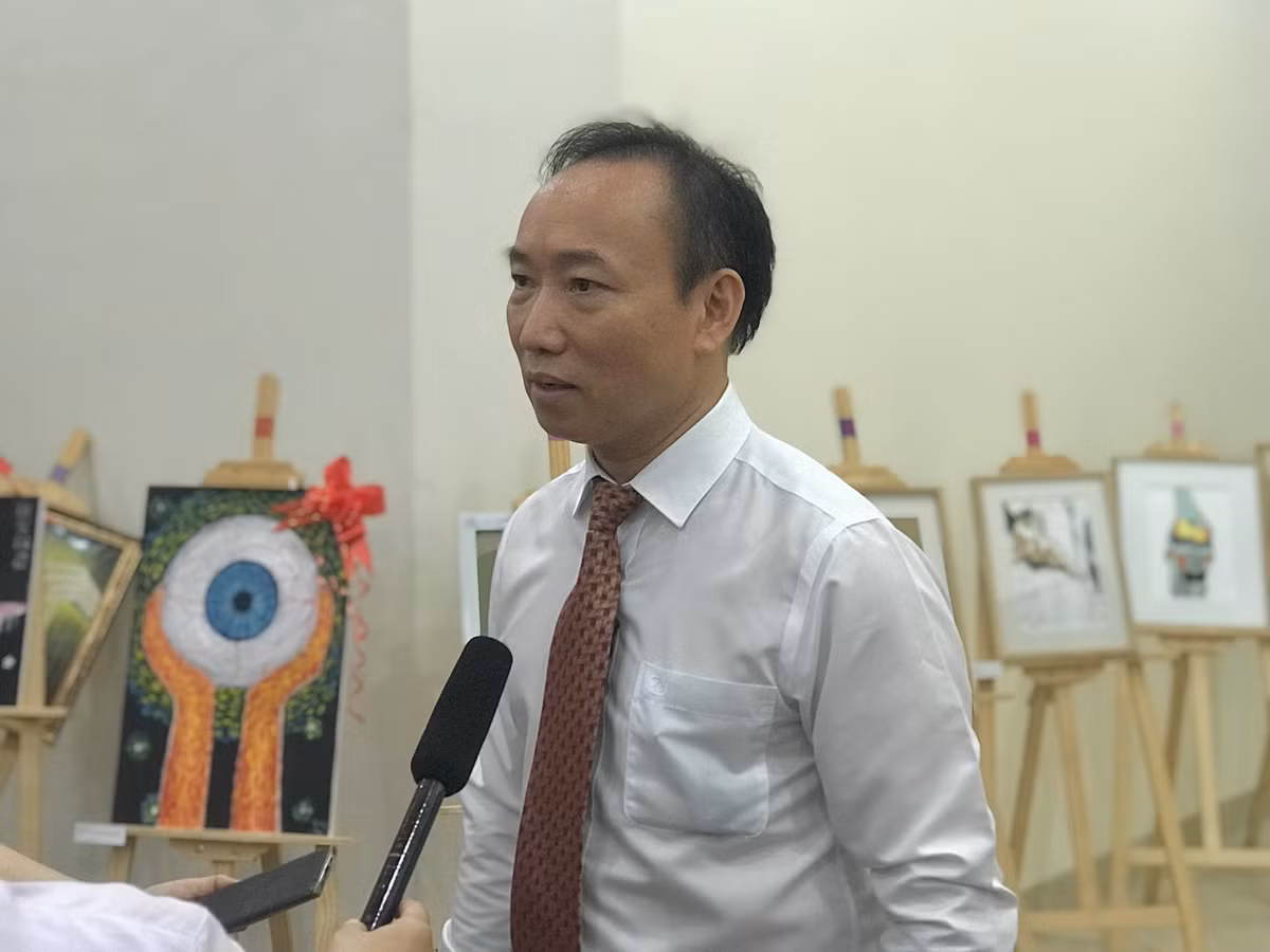 PGS.TS Ngô Xuân Khoa - Trưởng bộ môn Giải phẫu, Ttrường Đại học Y Hà Nội cho hay: “Những năm gần đây, nhờ truyền thông và sự hiểu biết của mọi người trong xã hội nên nhiều người đã hiểu được việc hiến thân này là có ích cho xã hội. Rào cản lớn nhất là, có người muốn hiến thân cho khoa học, nhưng khi họ qua đời, ước muốn của họ có được thực hiện hay không lại tùy thuộc vào thân nhân. Rất nhiều thân nhân có quan niệm là phải giữ cho “mồ yên mả đẹp”.