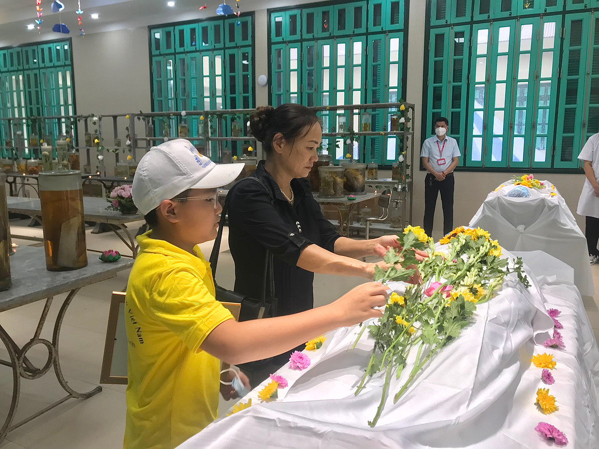 Mẹ và em trai của người hiến xác Phạm Quang Duy (SN 1990).