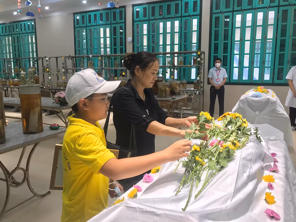 Mẹ và em trai của người hiến xác Phạm Quang Duy (SN 1990).