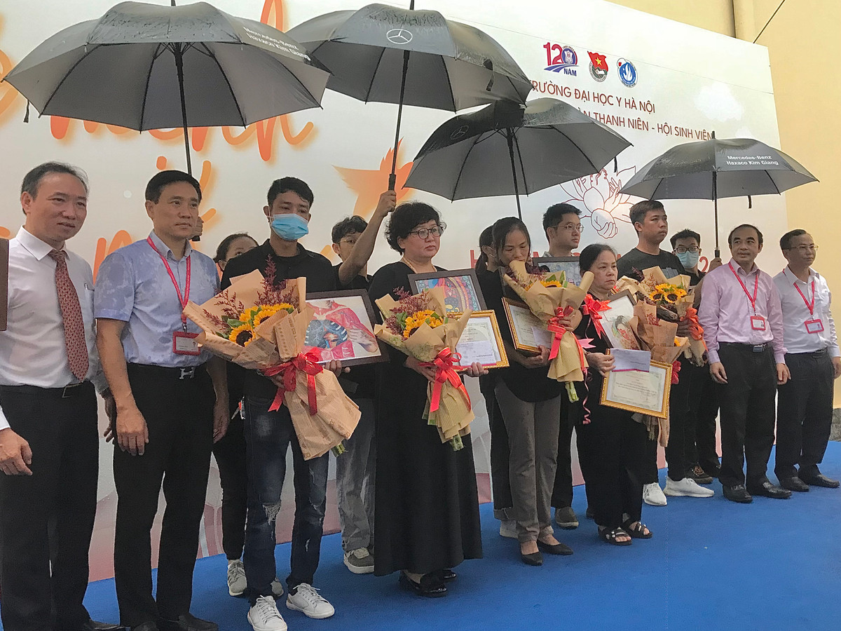 Trao kỷ niệm chương và tặng quà cho gia đình người hiến xác.