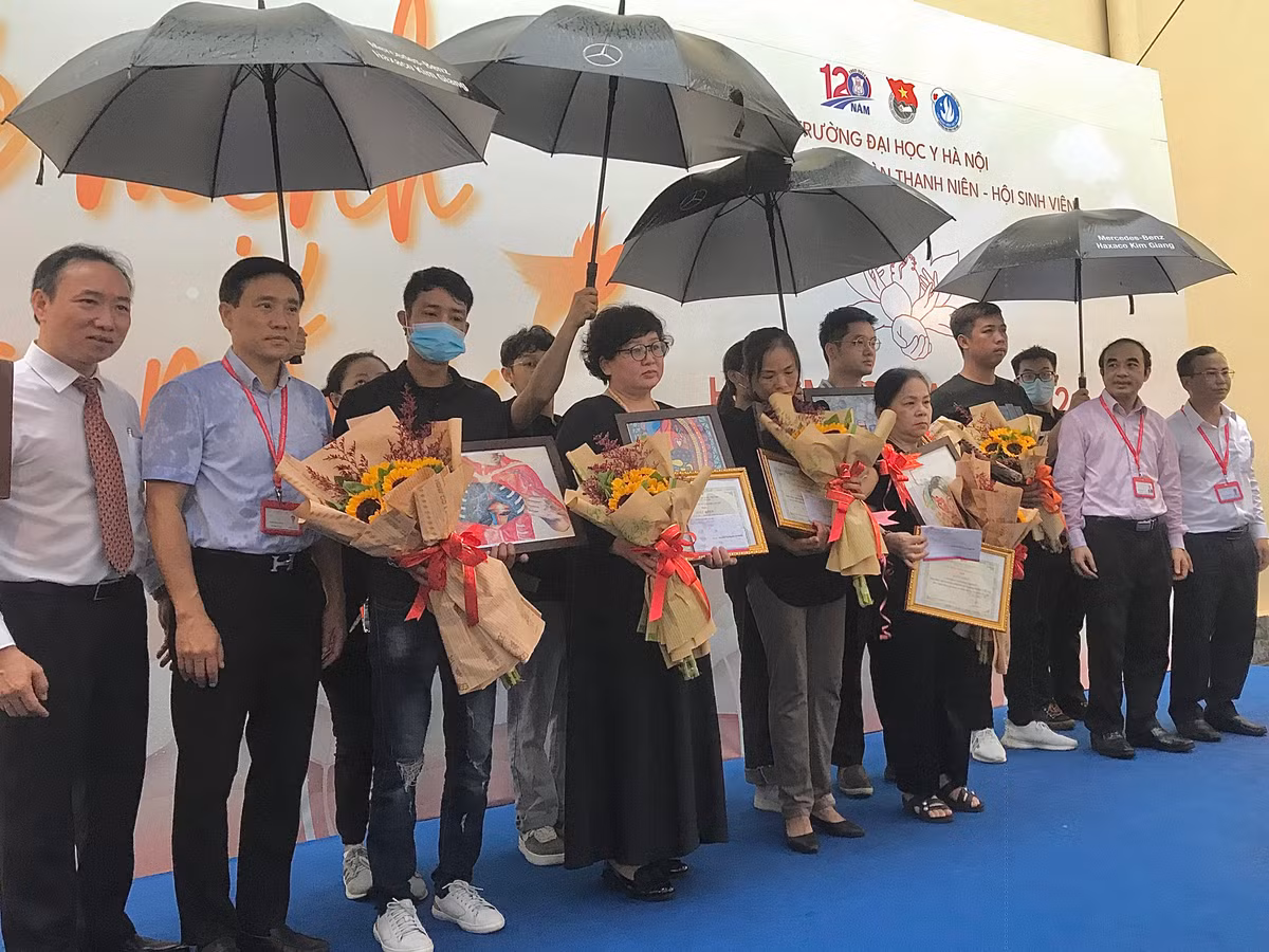 Trao kỷ niệm chương và tặng quà cho gia đình người hiến xác.