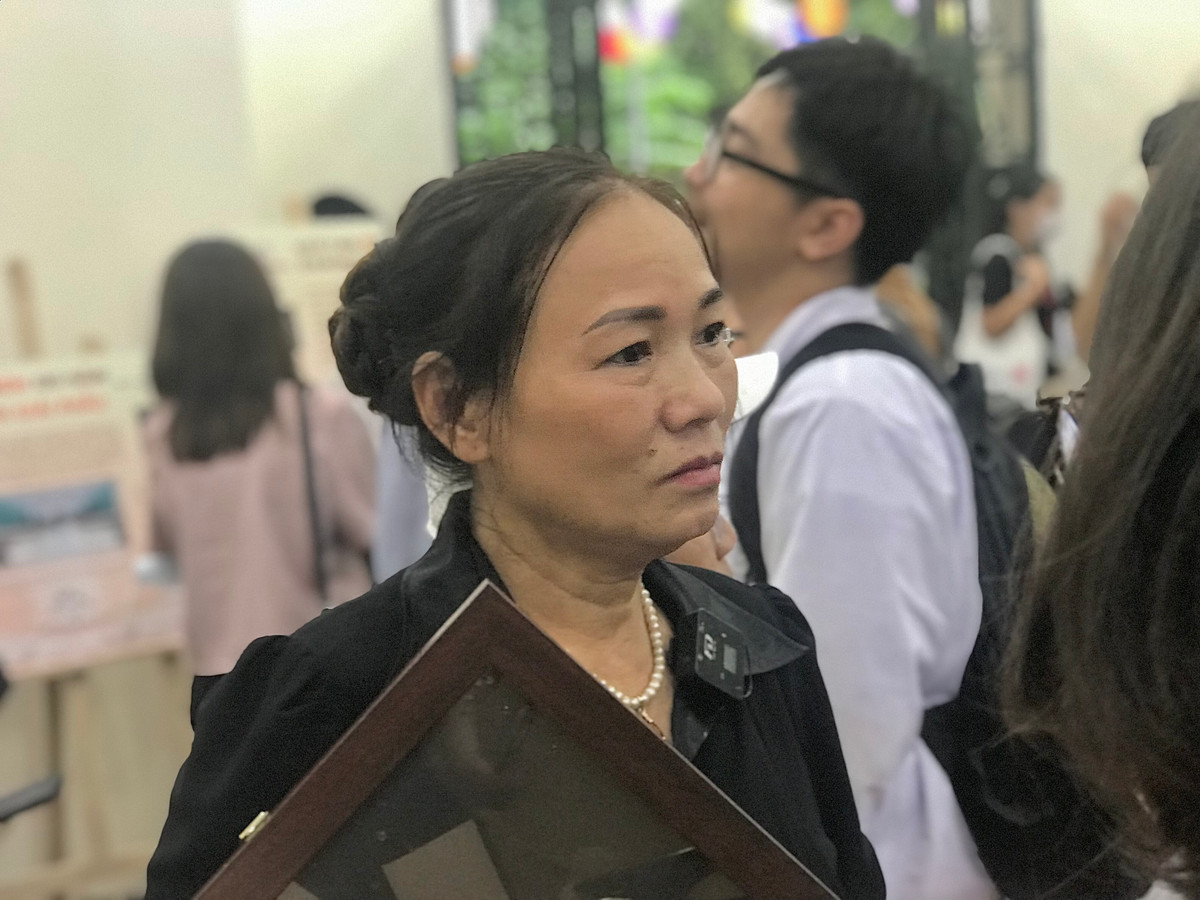 Bác Đào Thanh Hương (60 tuổi, mẹ của người hiến) tâm sự: "Duy là con trai thứ 2 của tôi (19 tuổi, bị ung thư gan). Trước khi mất, cháu có nguyện vọng là hiến thân thể cho Y học. Duy nói đã nhận được nhiều đặc ân nhưng vẫn chưa làm được gì cho xã hội nên muốn thi thể của mình có thể giúp ích. Hôm nay, nhiều bạn sinh viên nói với tôi rằng khi được học với thân thể của Duy các em thấy yêu bộ môn này hơn vì Duy rất đẹp. Tôi cảm thấy gần gũi khi bác sĩ nói Duy cũng là đồng nghiệp của họ. Tôi rất tự hào về con mình và không ân hận vì để con hiến xác".