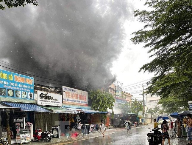  Lửa cháy ngùn ngụt ở cửa hàng kinh doanh nón bảo hiểm: Vụ cháy xảy ra vào khoảng 15h chiều ngày 26/8 tại một cửa hàng kinh doanh nón bảo hiểm nằm trên đường D3, KCN Mỹ Phước 1, thị xã Bến Cát, tỉnh Bình Dương. Nhận tin báo, lực lượng PCCC đã nhanh chóng có mặt để khống chế ngọn lửa. Cửa hàng bán nón bảo hiểm bị ngọn lửa thiêu rụi gần như hoàn toàn. Một số cơ sở kinh doanh sát bên bị ảnh hưởng do vụ cháy gây ra. Nguyên nhân vụ cháy đang được tiếp tục điều tra, làm rõ.