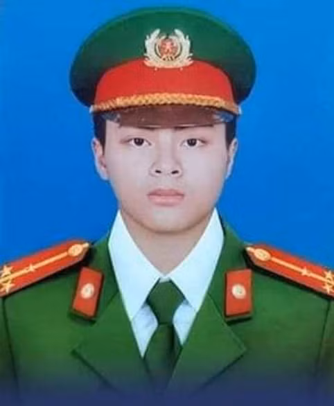 Đại tướng Tô Lâm, ủy viên Bộ Chính trị, bộ trưởng Bộ Công an đã quyết định truy thăng cấp bậc hàm từ trung úy lên thượng úy đối với chiến sĩ Đỗ Đức Việt vì đã dũng cảm hy sinh khi đang làm nhiệm vụ.