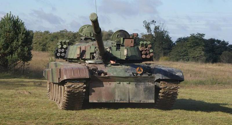 Vũ khí phụ gồm súng máy đồng trục PKT 7,62 mm (cơ số đạn 2.000 viên) và súng máy phòng không NSVT 12,7 mm (cơ số đạn 300 viên).