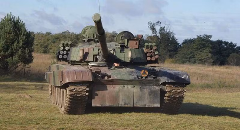 Vũ khí phụ gồm súng máy đồng trục PKT 7,62 mm (cơ số đạn 2.000 viên) và súng máy phòng không NSVT 12,7 mm (cơ số đạn 300 viên).