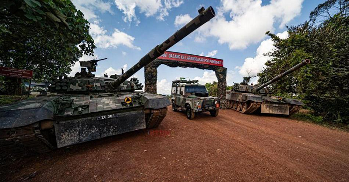 Có tổng cộng 394 khối giáp phản ứng nổ ERAWA che chắn phía trước thân xe và tháp pháo, được bố trí với mật độ rất dày giúp xe tăng chống chịu trước đòn tấn công của vũ khí chống tăng.