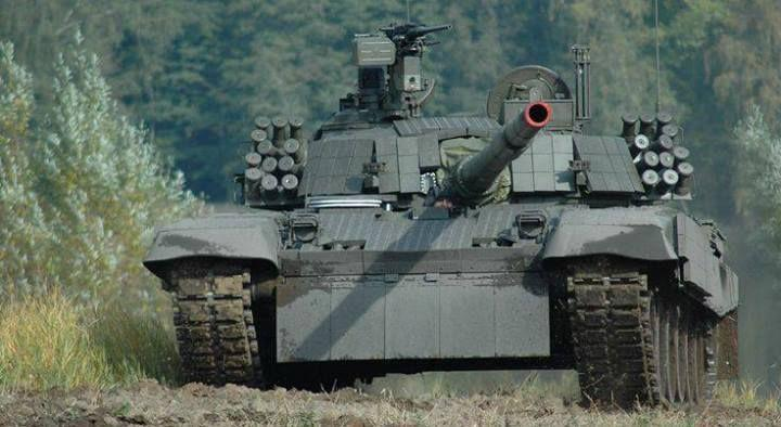 Xe leo được dốc 60%; đi trên mái taluy có độ nghiêng tới 50%; vượt vật cản cao 0,85 m; vượt hào rộng 2,8 m; lội nước sâu 1,4 m khi không chuẩn bị hoặc 5 m khi lắp thêm ống thở.