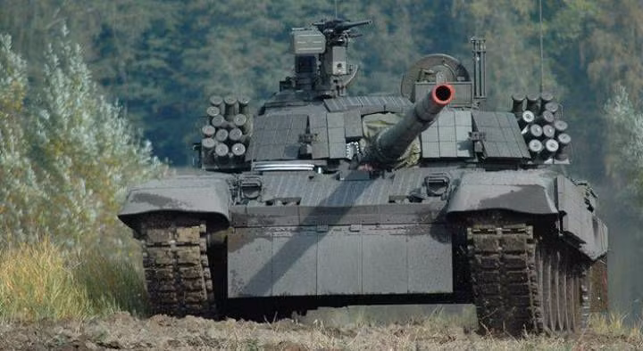 Xe leo được dốc 60%; đi trên mái taluy có độ nghiêng tới 50%; vượt vật cản cao 0,85 m; vượt hào rộng 2,8 m; lội nước sâu 1,4 m khi không chuẩn bị hoặc 5 m khi lắp thêm ống thở.