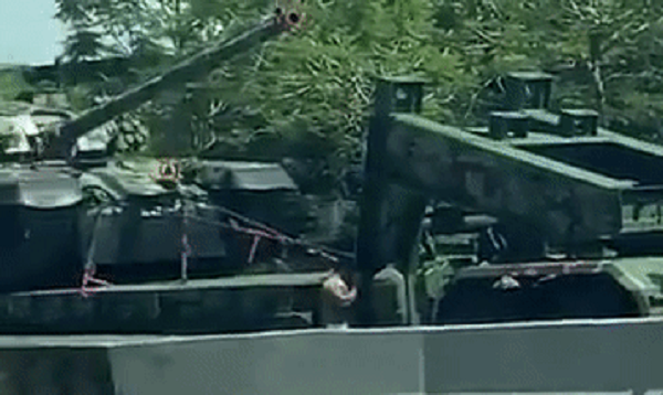 Chưa đầy 24 giờ sau, một xe tải quân sự Malaysia tiếp tục chết máy trên tuyến đường đông đúc gần Bảo tàng Quốc gia, trung tâm thủ đô Kuala Lumpur, ngày 27/8. Video trên mạng xã hội cho thấy xe tải này đang chở theo một xe tăng.