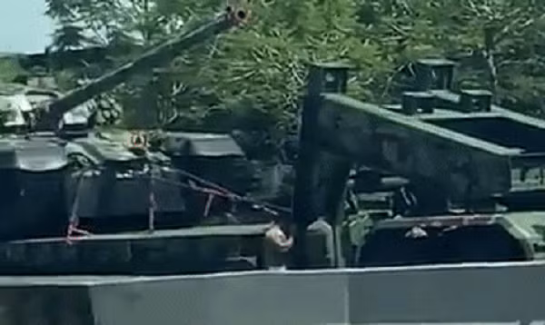 Chưa đầy 24 giờ sau, một xe tải quân sự Malaysia tiếp tục chết máy trên tuyến đường đông đúc gần Bảo tàng Quốc gia, trung tâm thủ đô Kuala Lumpur, ngày 27/8. Video trên mạng xã hội cho thấy xe tải này đang chở theo một xe tăng.