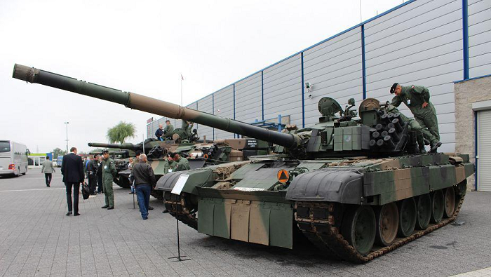 PT-91 có tổng trọng lượng 48,5 tấn, chiều dài 6,86 mét và có chiều rộng 3,7 mét. Xe có kíp chiến đấu ba người. 