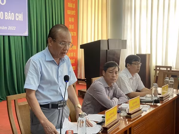 Ông Thái Phương Phiên, Giám đốc Bệnh viện Đa khoa tỉnh Ninh Thuận thừa nhận có sai sót khi xét nghiệm nồng độ cồn trong máu của nạn nhân và công khai xin lỗi người nhà. Hiện, ngành y tế đang xem xét trách nhiệm và xử lý các cá nhân liên quan đến sai sót trong quá trình xét nghiệm nồng độ cồn của nữ sinh Hồ Hoàng Anh. (Ảnh: Thanh niên)